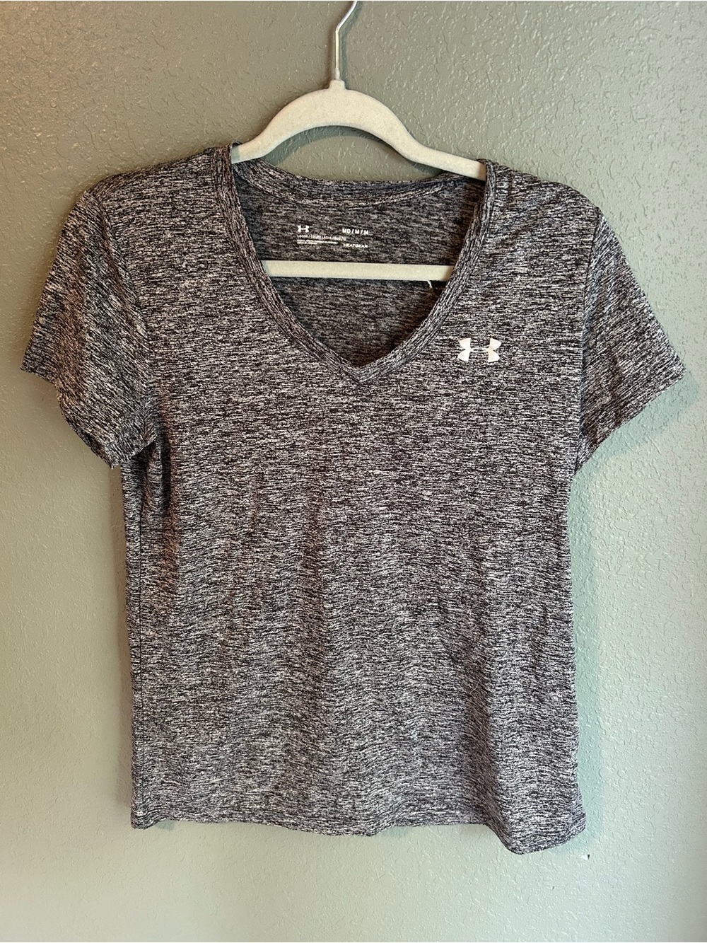 Under Armour gray heathered v-neck t-shirt #athletic #workout
